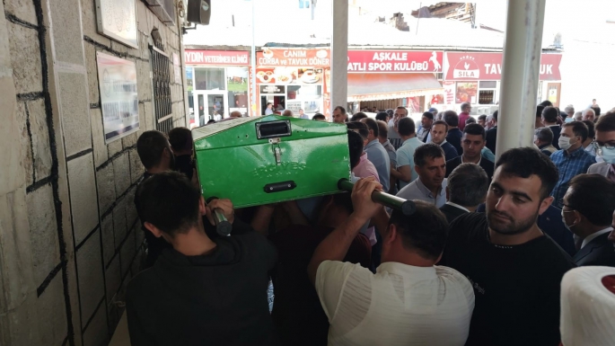 Pompalı tüfekle kendini vurduğu iddia edilen öğretim görevlisi son yolculuğuna uğurlandı