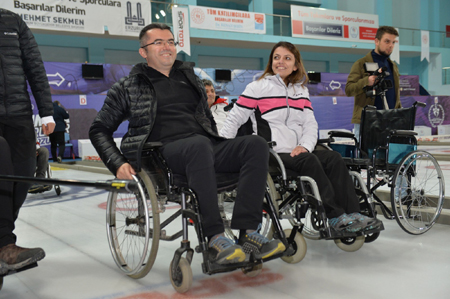 Protokol üyeleri ile ‘Tekerlekli Sandalye Curling Milli Takımı’ hazırlık maçı yaptı
