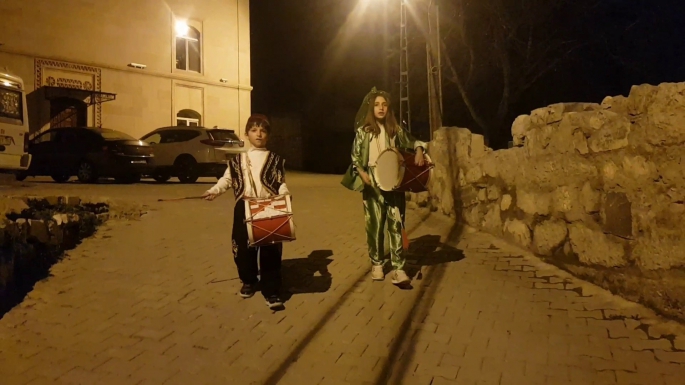Ramazan’da minikler köyün davulcusu oldu