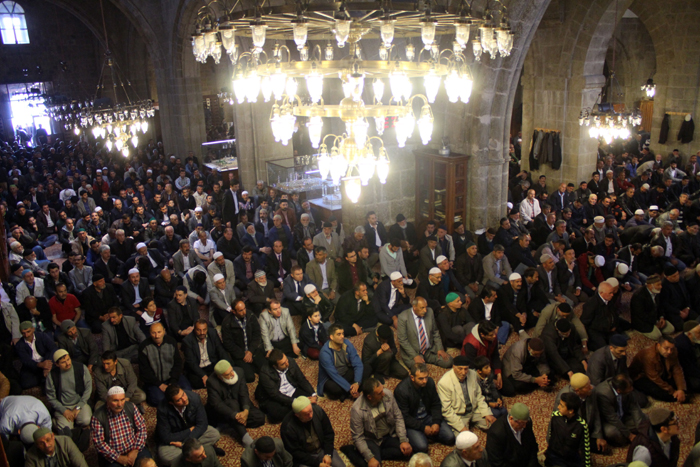 Ramazan’ın ilk Cuma namazında camiler cemaatle doldu taştı