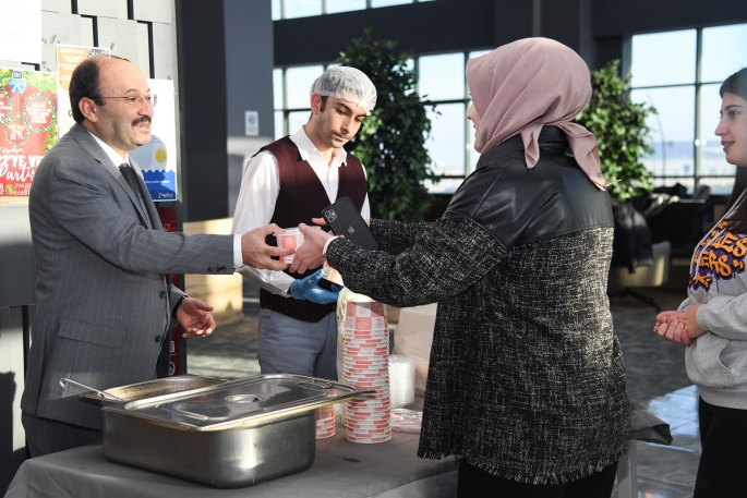 Rektör Çakmak’tan öğrencilere çorba ikramı