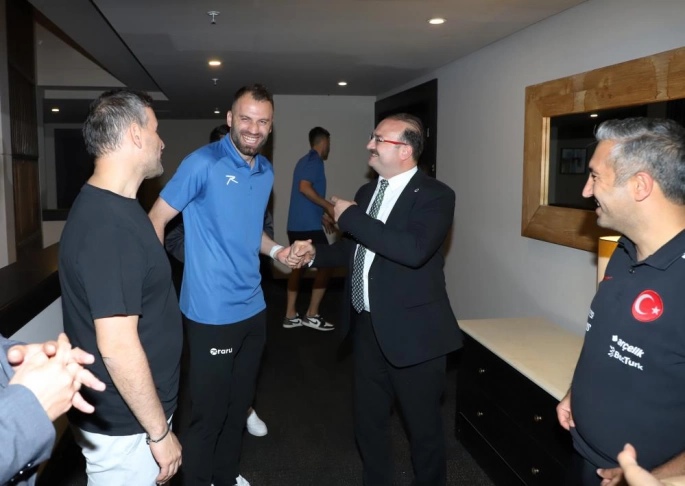 Rektör Hacımüftüoğlu, UEFA B antrenörlük eğitimi alan futbolcularla bir araya geldi