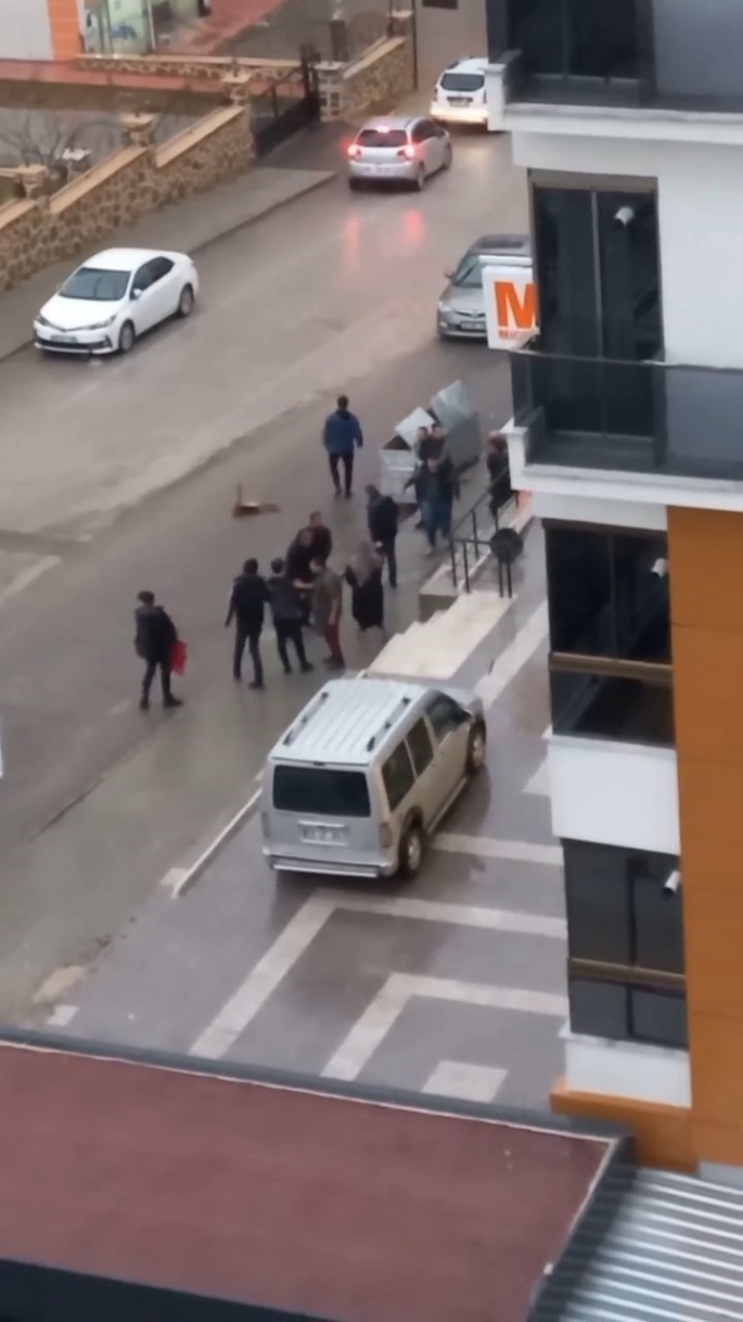 Sağanak yağış altında dakikalarca kavga ettiler