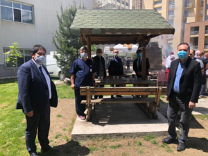 Sağlık çalışanlarına sucuk, ekmek ve ayran ikramında bulundular