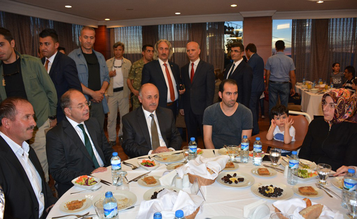 Şehit ve gazi ailelerine iftar yemeği verildi