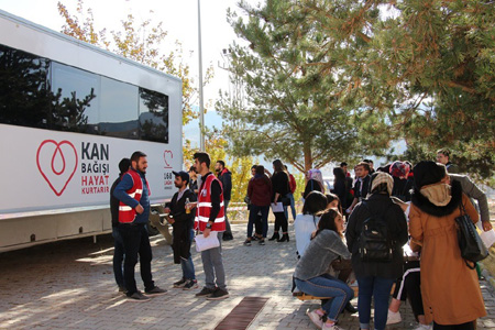 Şenlik içinde kan bağışında bulundular
