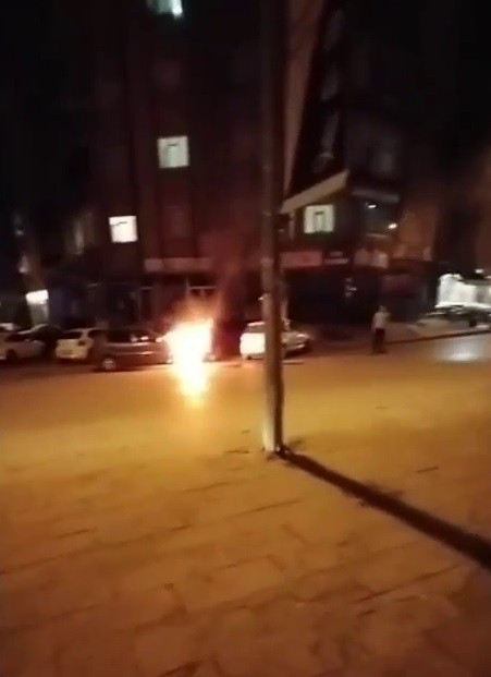 Seyir halindeki araç bir anda alev topuna döndü
