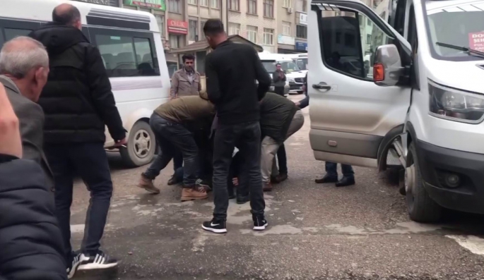 Seyir halindeyken başlayan tartışma durakta kavgaya dönüştü