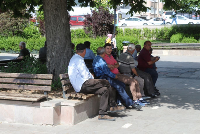 SICAK HAVA SOKAKLARA DÖKTÜ
