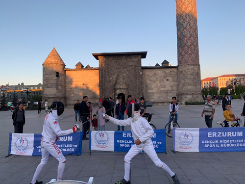 ‘Spor Sokağı’ projesi ile gece gündüz spor yapıyorlar