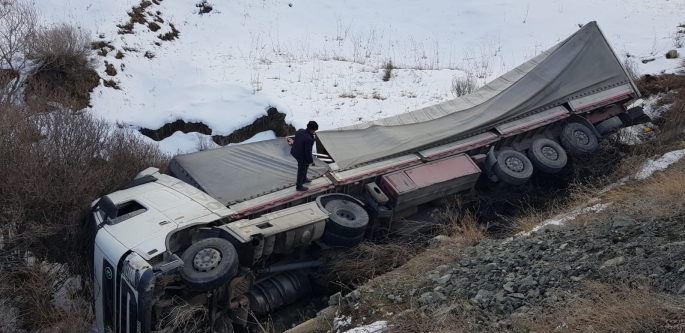 Sürücü uyudu, tır dereye uçtu