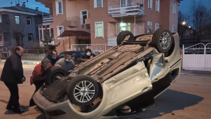 Takla atan aracı mahalle sakinleri bir araya gelerek düzeltti