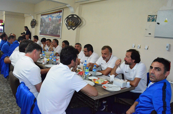 Teknik direktörlere cağ kebap jesti