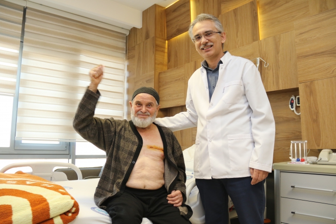 Tıkalı 3 kalp damarı 8 santimlik kesiyle değiştirildi