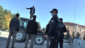Traktörün üzerine çıkarak boğazına bıçak dayayan yaşlı adamı Vali Memiş ikna etti