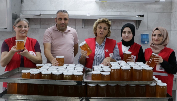 Türk Kızılay’ın kadınları Palandöken’de bal üretti 