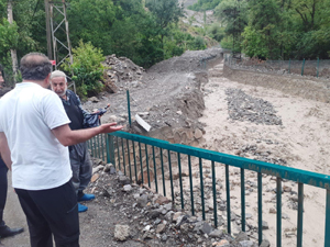 Uzundere’de sel hayatı felç etti