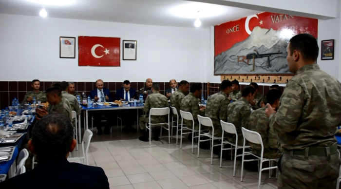 Vali Azizoğlu, Mehmetçikle iftar açtı