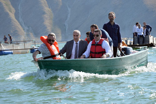 Vali Memiş, elleriyle balıkları besledi