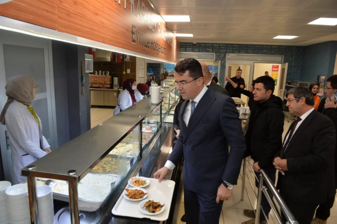 Vali Memiş gelen şikayetler üzerine KYK yurtlarında denetimlerde bulundu 