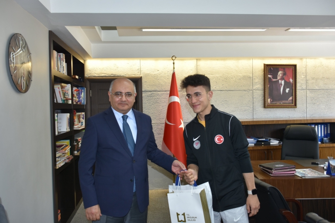 Vali yardımcısı Özgödek gençlik haftasını kutladı
