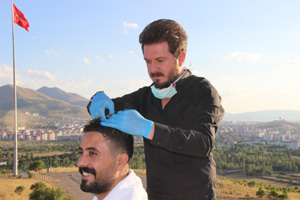 Virüs tehlikesi nedeniyle damat tıraşını tabyalarda oldu