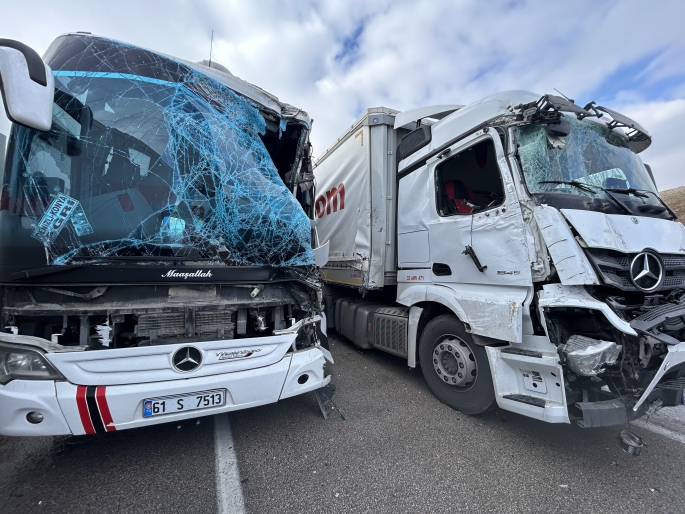 Yolculara çarpmamak için tırıyla bariyerlere çarptı